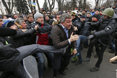 2014-02-22T133902Z_528019078_GM1EA2M1O2R01_RTRMADP_3_UKRAINE-CRISIS-GOVERNMENT-pic4-452x302-13962