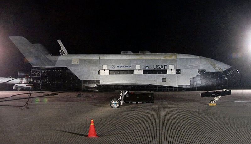 a4f9acc0-be64-11e3-83ef-49e55d99b022_800px-Boeing_X-37B_after_landing_at_Vandenberg_AFB-_3_December_2010