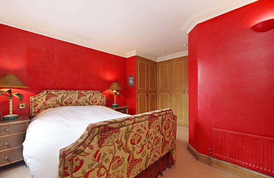 1412251937275_wps_2_An_estate_agent_has_secur