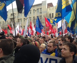Трое погибших и десять раненых на марше “Достоинства” в Харькове.