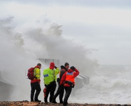 Море смыло с берега двух человек.