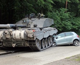 Британский танк наехал на автомобиль в Германии.