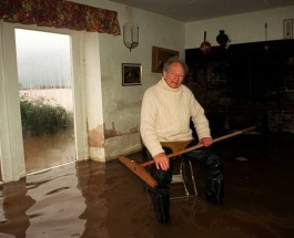 Наводнение в Англии. Люди сильнее стихии.