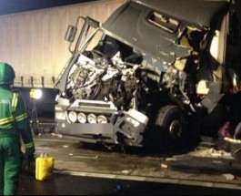 Вторник 1:50 АМ . Авария, смерть, кошмар и хаос на M25.