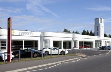 Нелегальные иммигранты прибыли в Англию в новых Мазерати.