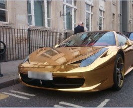 Золотой Феррари на улицах Лондона.