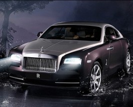 Новый Rolls-Royce сканирует дорогу.