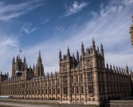 На крышу британского парламента забрался неизвестный.