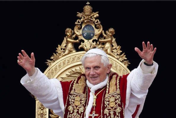 Папа Бенедикт XVI отрекается от престола.