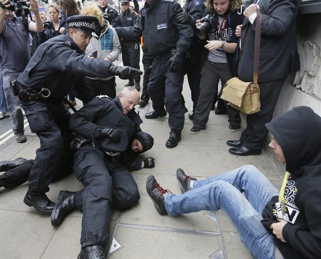 Акции протеста против саммита G8 в Лондоне.