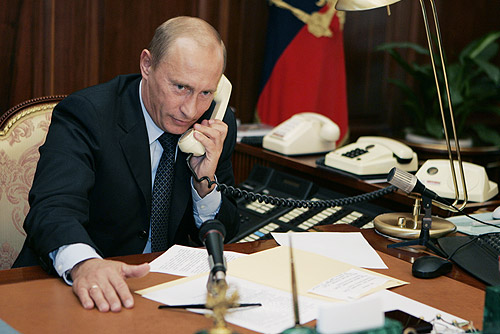 Президенты Путин и Обама обсудили по телефону ситуацию в Крыму и на Украине.