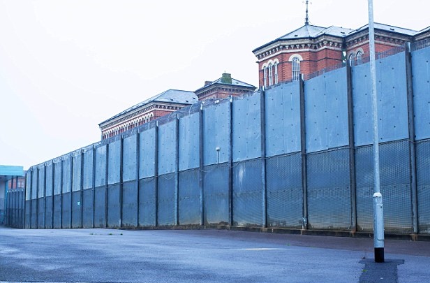В особо строгой британской тюрьме Броадмур.