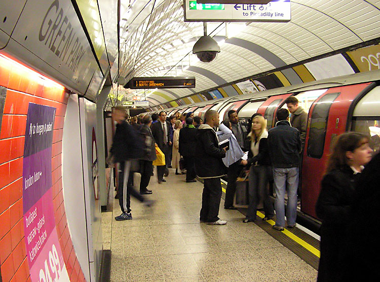 8 марта бастуют работники метро Лондона.