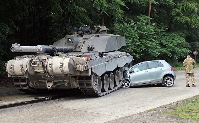 Британский танк наехал на автомобиль в Германии.