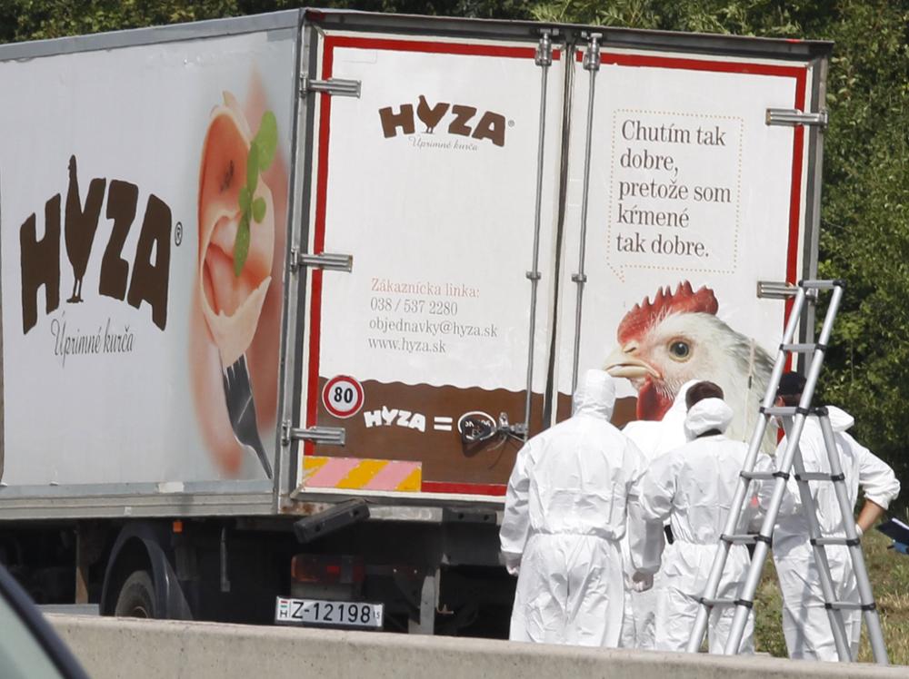 Полиция Австрии обнаружила 71 тело в фургоне грузовика.