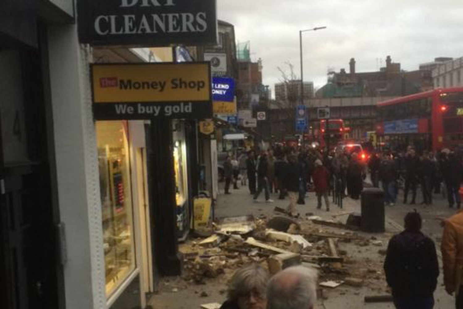 Видео. На западе Лондона крыша рухнула на головы прохожих.