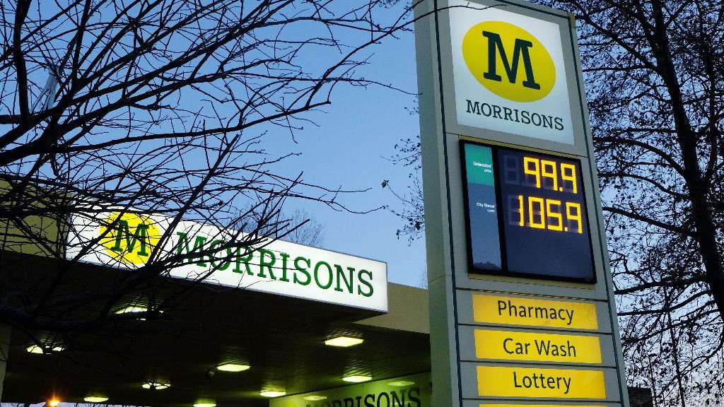 Британские ритейлеры снизили цены на бензин ниже £1.00 за литр.