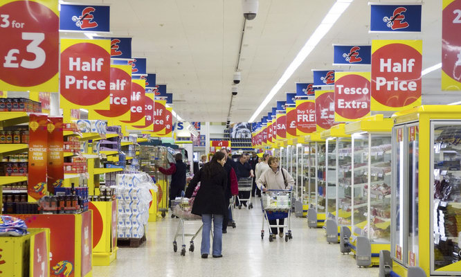 Война супермаркетов продолжается. Morrisons снизил цены на 12%.